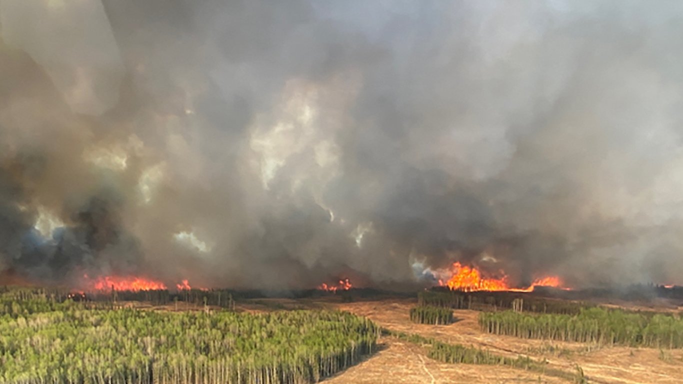 Лесные пожары в Канаде остановили работу нефтяных компаний