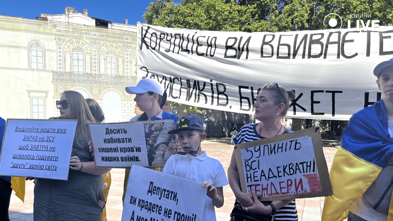 Мітингувальники прийшли на протест із дітьми. Мати військового прийшла на мітинг. Фото: Новини.LIVE