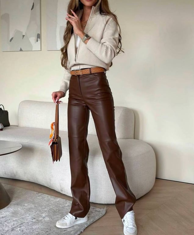 Коричневые кожаные брюки - фаворит среди трендов