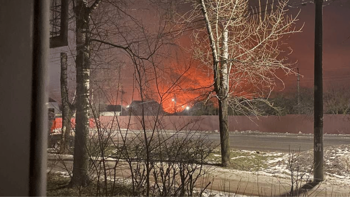 Ukrainian drones attacked an oil depot in Kstovo, Russia - video and photos of the fire