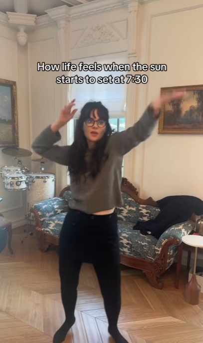 Принти й барабани — що робить вітальню Зоуї Дешанель унікальною - фото 3