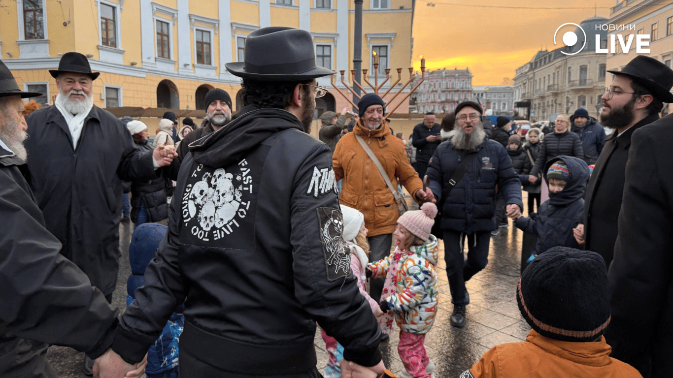 Люди танцюють