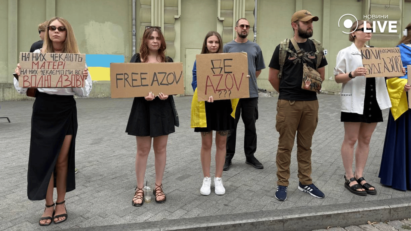 В Одесі на Дерибасівській пройшла акція Free Azov — фоторепортаж - фото 2