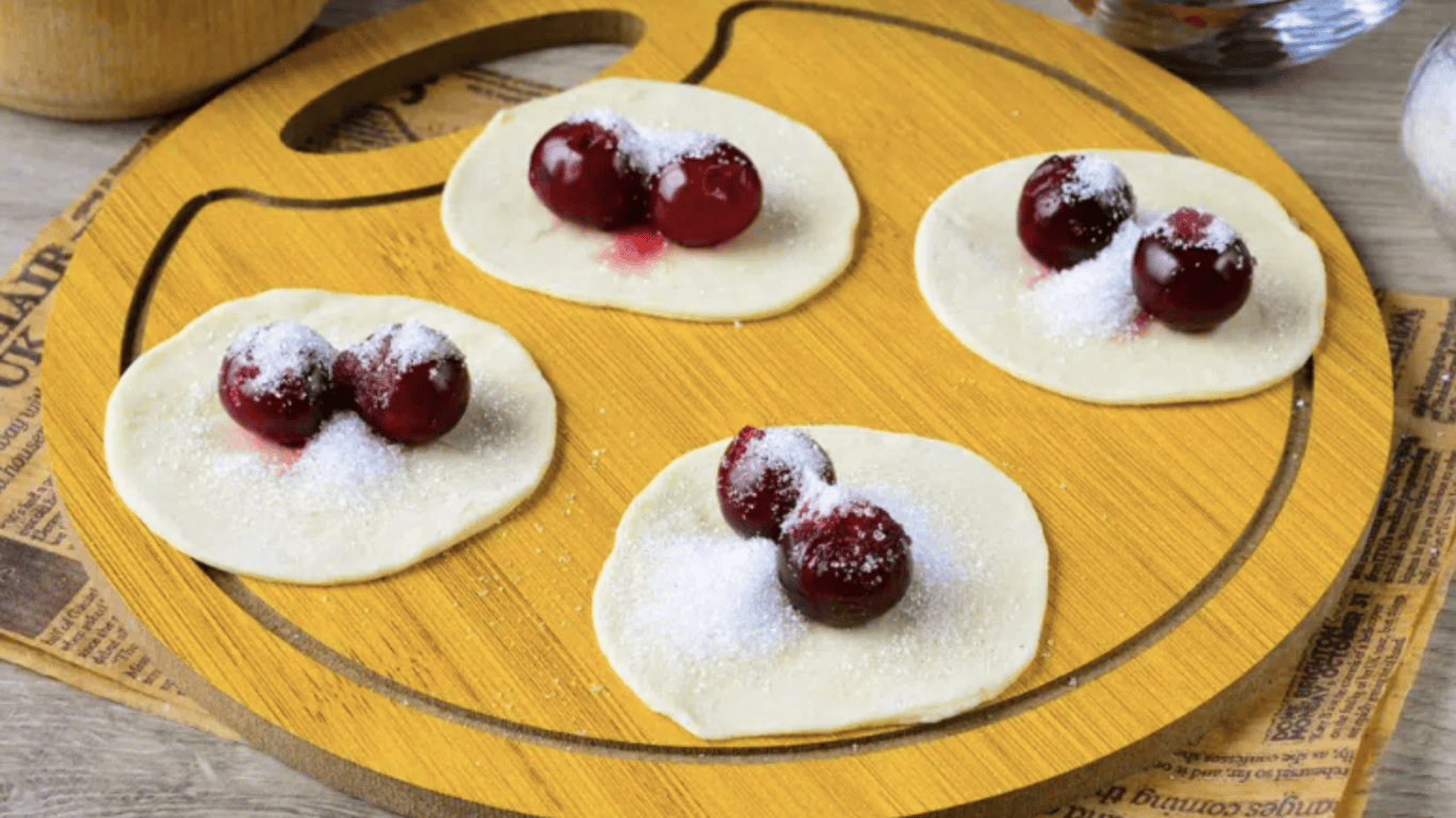 простий рецепт вареники з вишнею на тонкому тісті