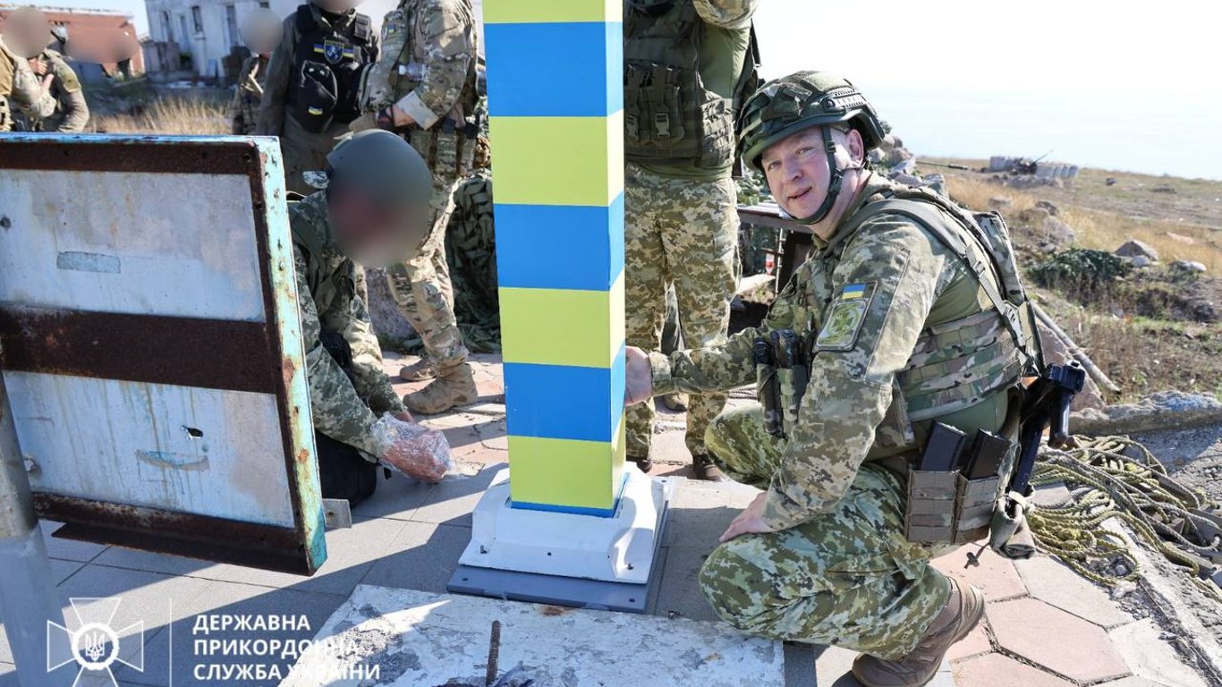 Военные опубликовали видео установки пограничного знака на острове Змеиный