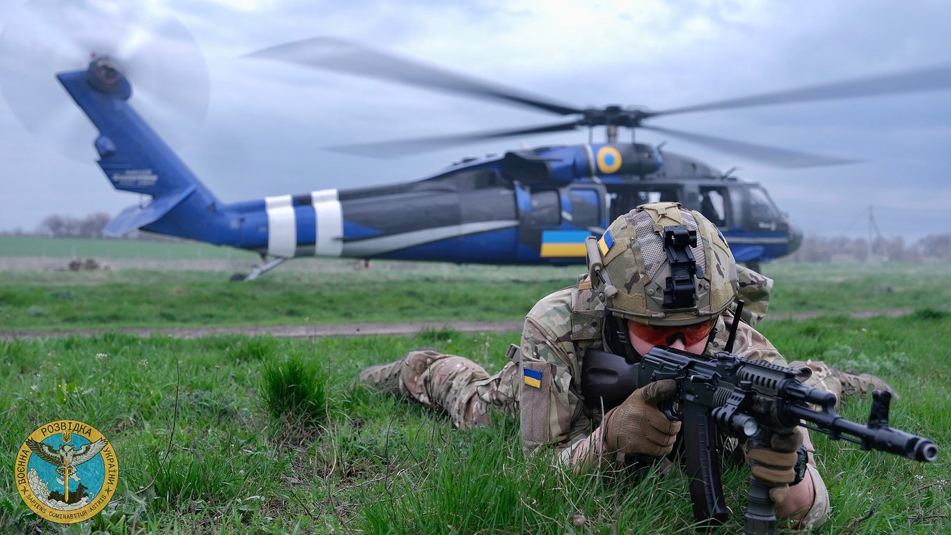 Украинские разведчики показали американский вертолет Black Hawk в работе