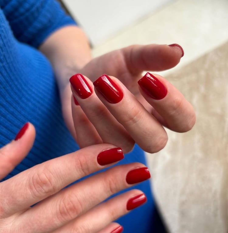 Red nails is a perfect choice for a confident woman