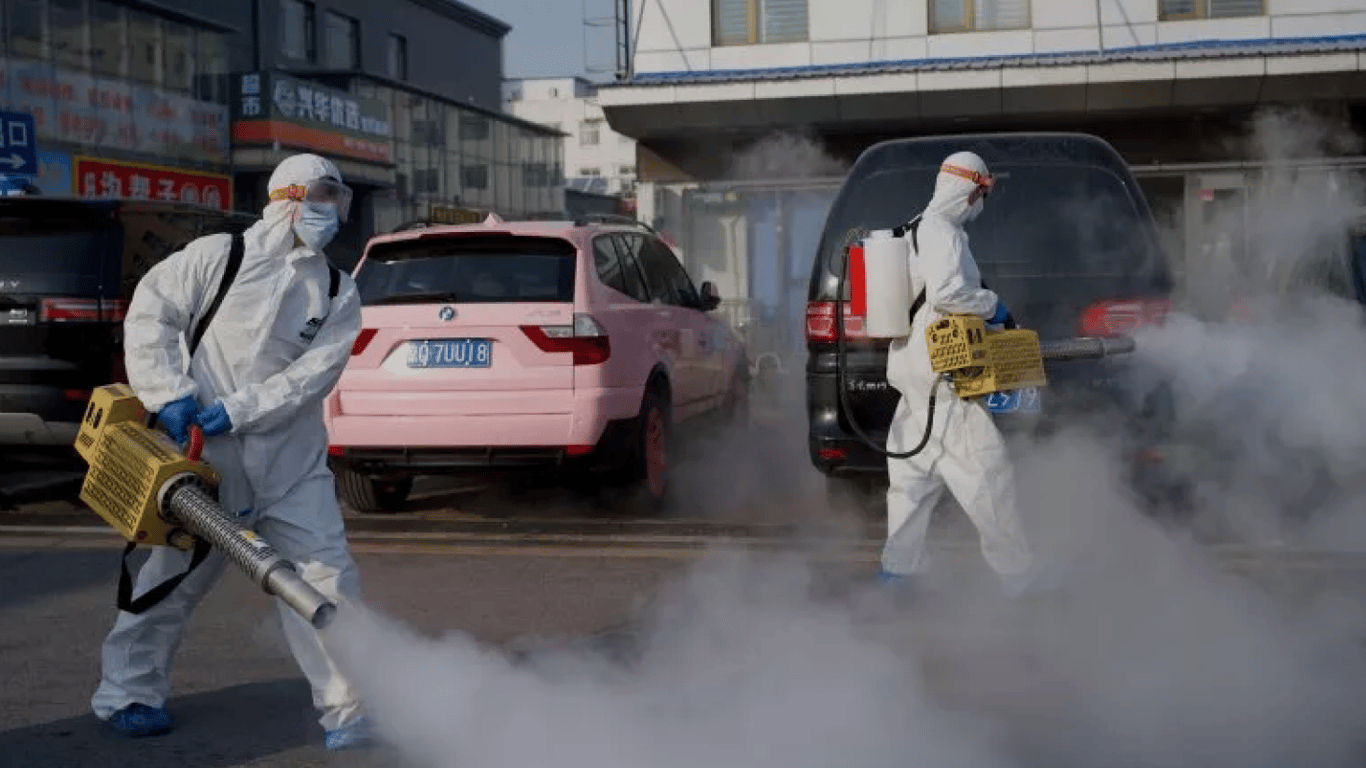 У Китаї дезінфікують вулиці та будинки через спалах таємничої пневмонії