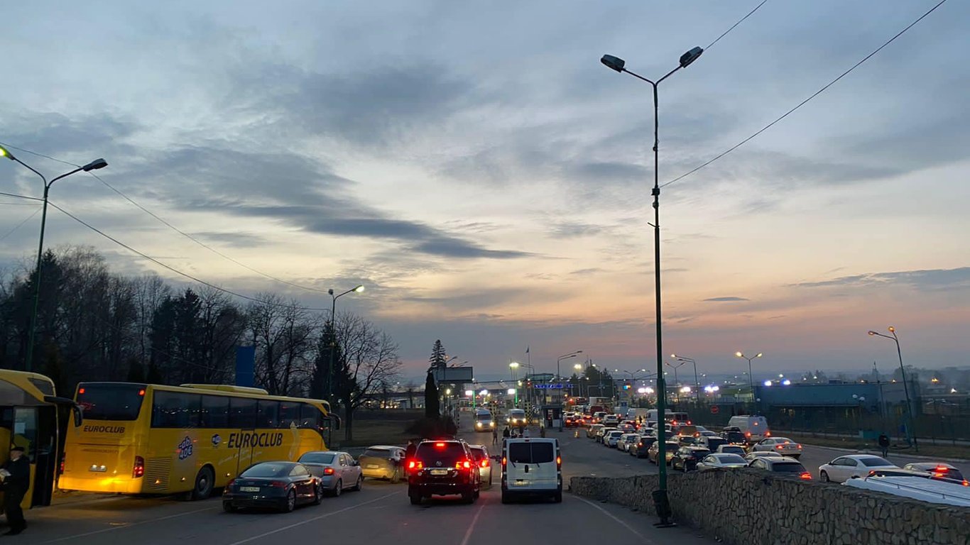 Черги на кордоні України ввечері 16 березня