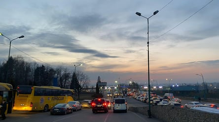 Черги на кордоні України — на яких пунктах пропуску водіям доведеться стояти в заторах - 285x160