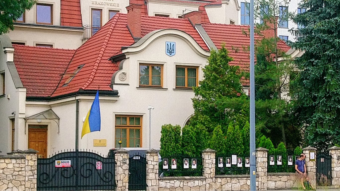 У Польщі помер чоловік, який підпалив себе біля консульства України
