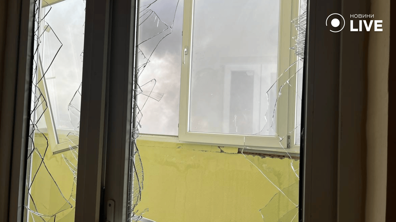 Розбиті вікна у парадній