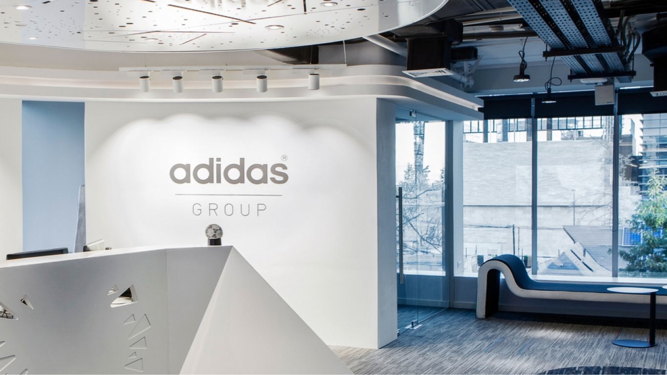 Adidas презентовал обувь, напоминающую Crocs