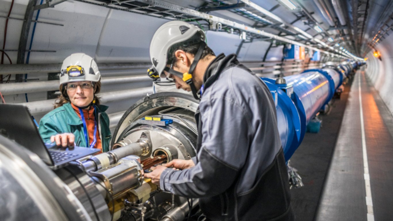 На Большом адронном коллайдере впервые обнаружили нейтрино: что это значит