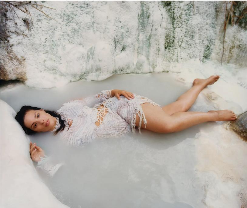 Ешлі Грем засвітила пишні форми під водоспадом для фотосесії Vogue - фото 4