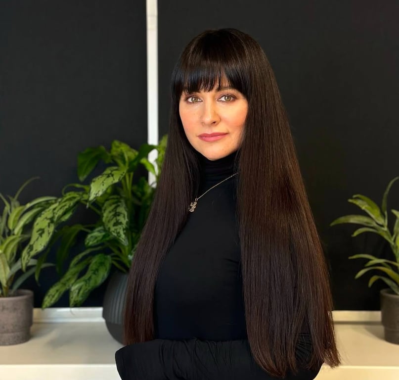 Чорне волосся з ефектом блиску має натуральний вигляд