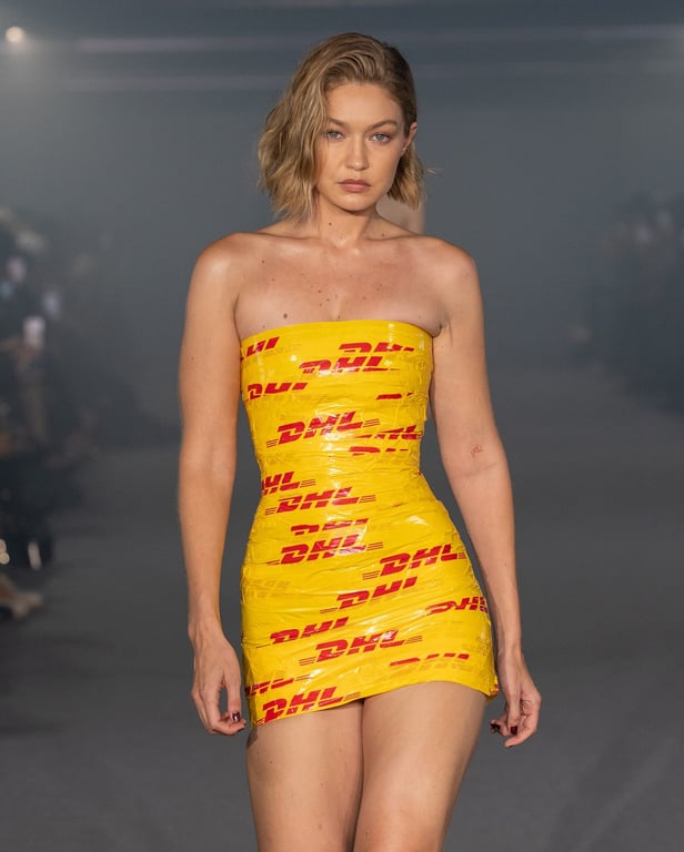 Джіджі Хадід на показі Vetements. Фото: Vetements