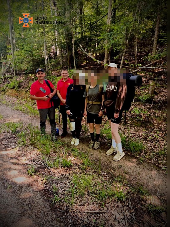 Рятувальники та врятовані жінки, які заблукали в лісі у Львівській області