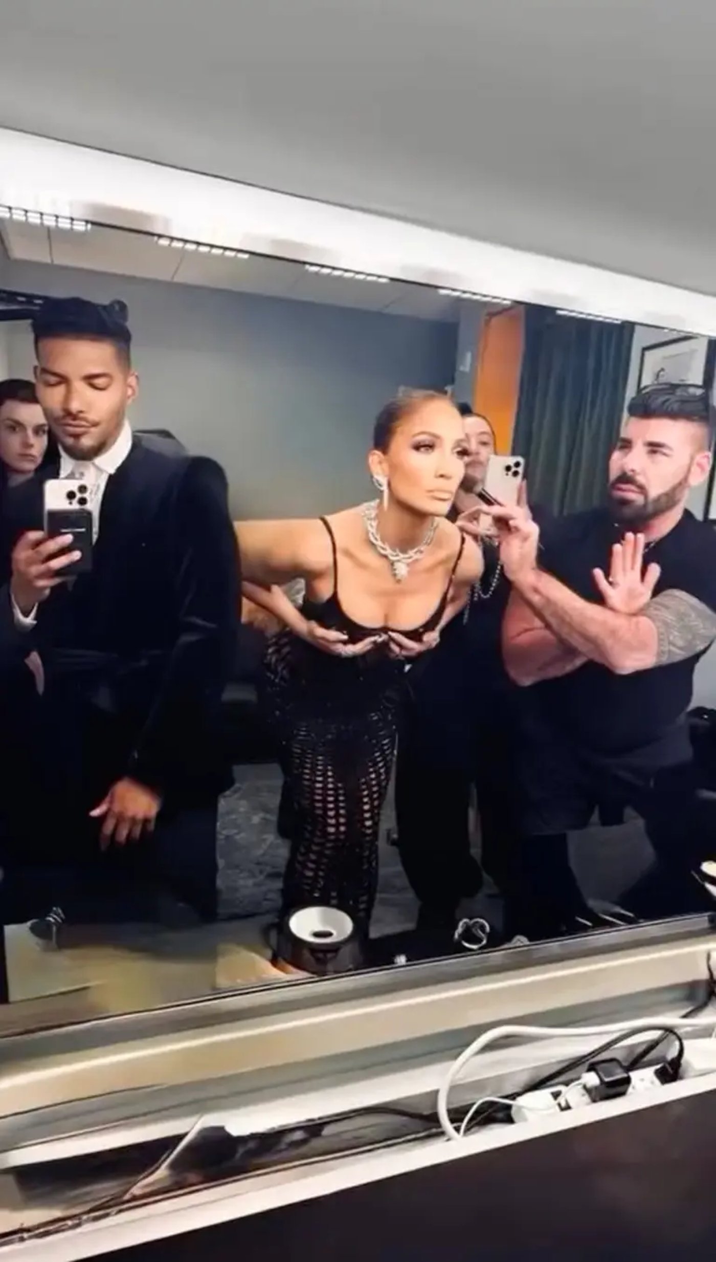 JENNIFER LOPEZ SHOWS OFF HER FIGURE