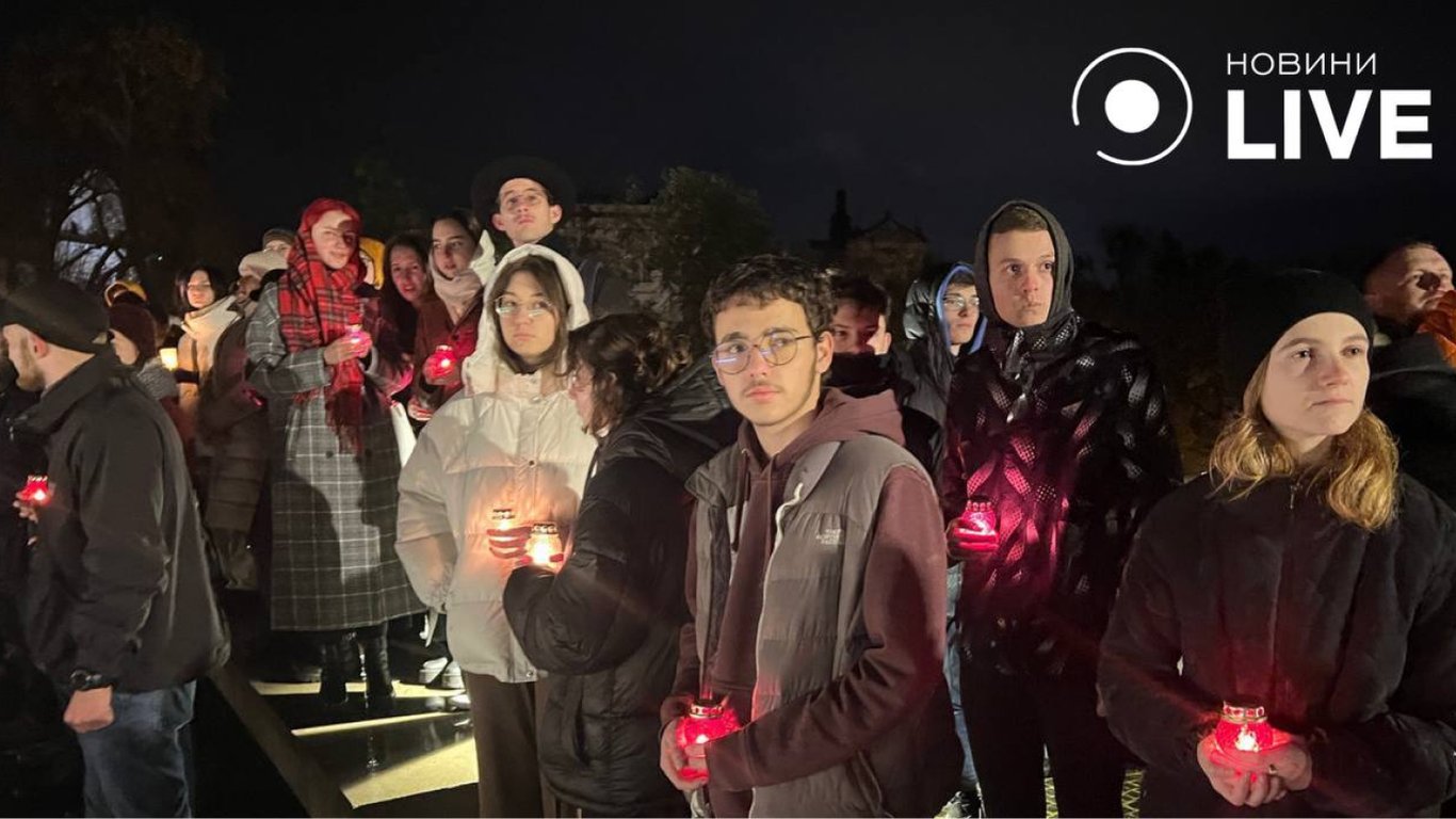 Во Львове состоялось тихое шествие в честь Дня Достоинства и Свободы — фоторепортаж