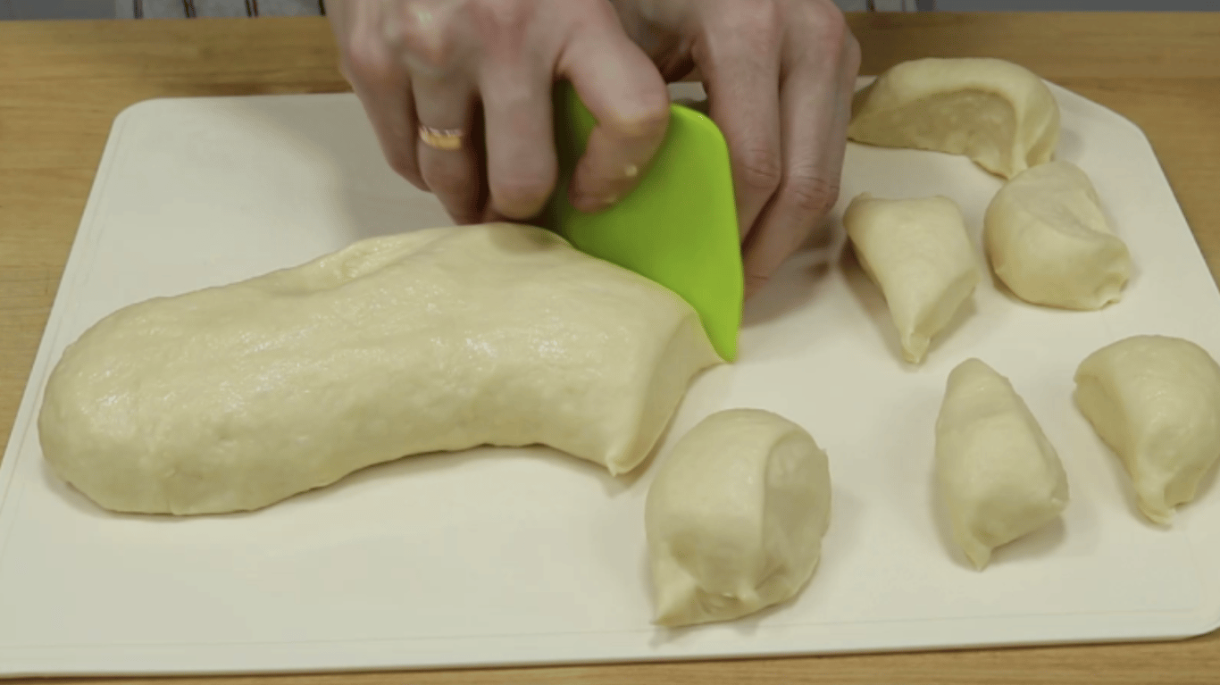 швидке м'яке тісто на кефірі та начинка з молодої капусти