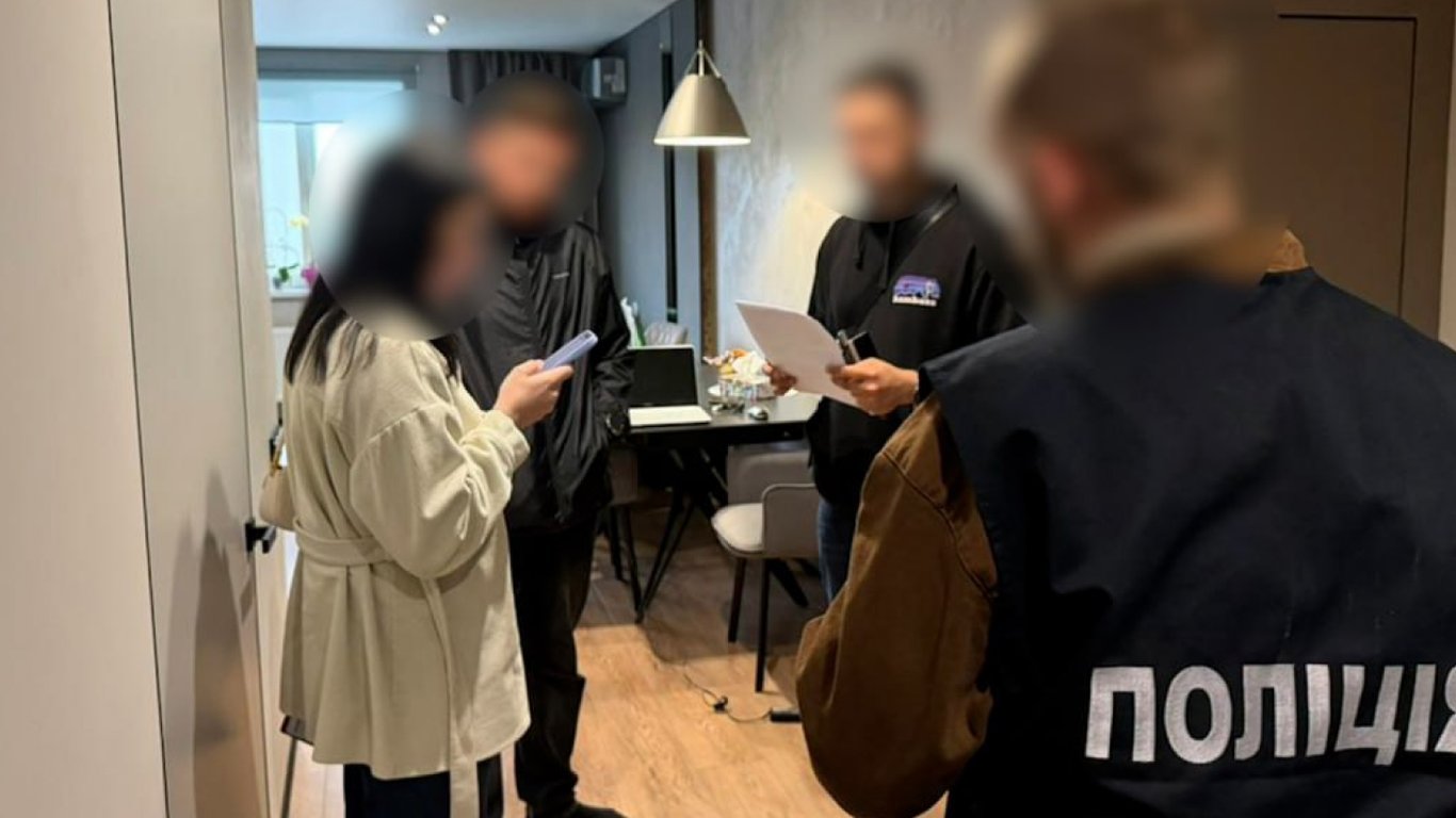 Елітні авто та пачки доларів: у лікарів ВЛК провели майже 60 обшуків