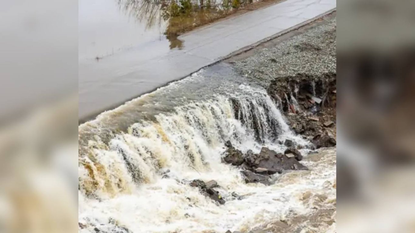 У Росії вирує повінь — ще одне місто йде під воду