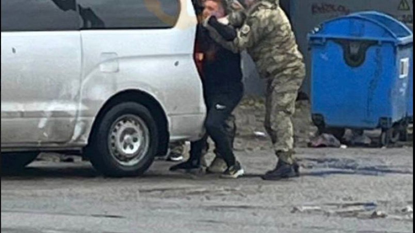 Чергове затримання — в Одесі військові "погрузили" чоловіка в бус