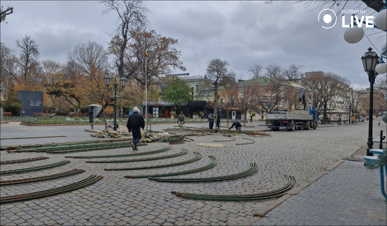 Праздник приближается — в центре Одессы устанавливают елку - фото 2