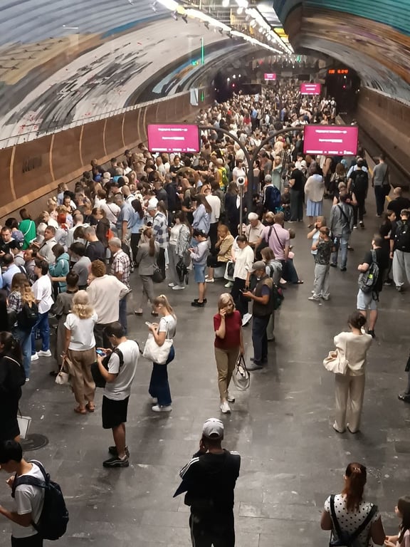 Вражеские дроны атаковали Киев: люди укрываются в метро - фото 1