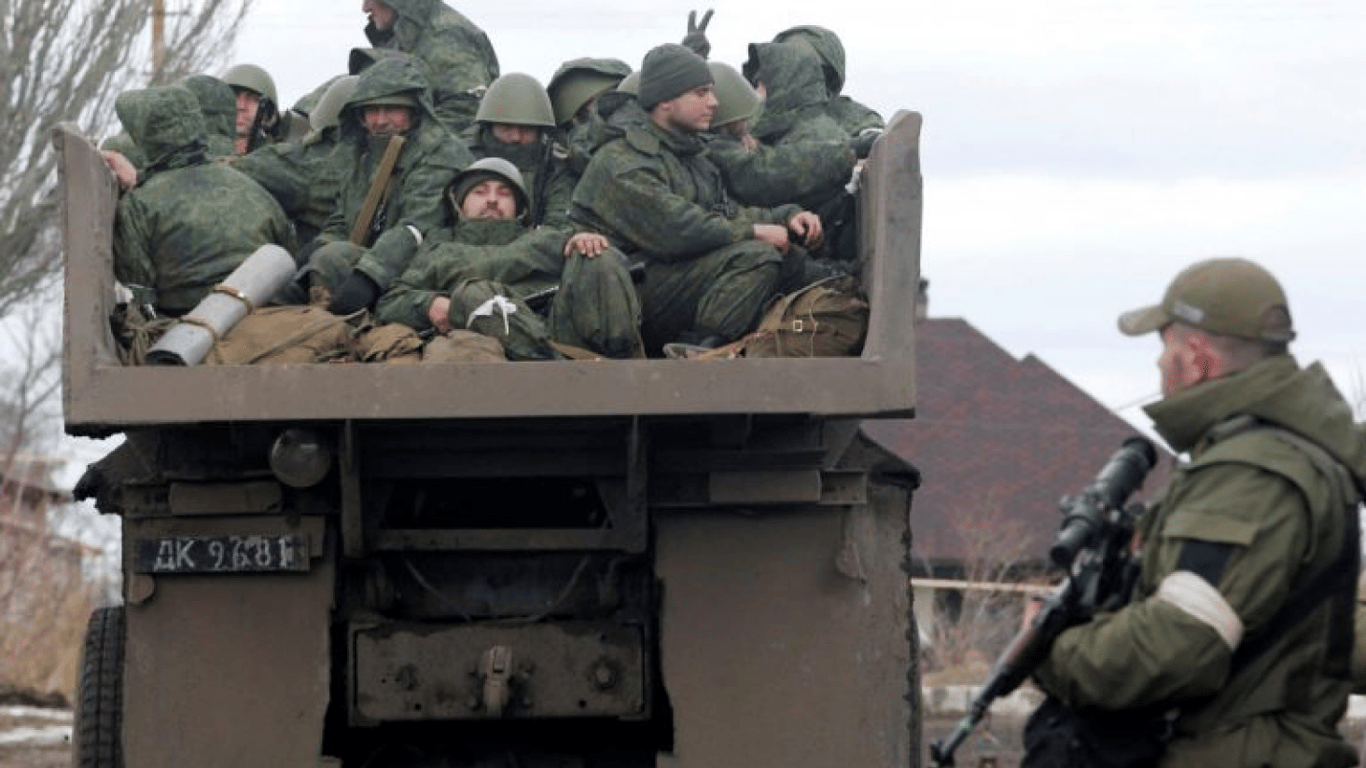 Під Маріуполем зафіксували активне переміщення техніки ворога