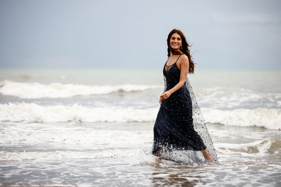 "Девушка Бонда" устроила фотосессию в море на открытии Венецианского кинофестиваля - фото 4