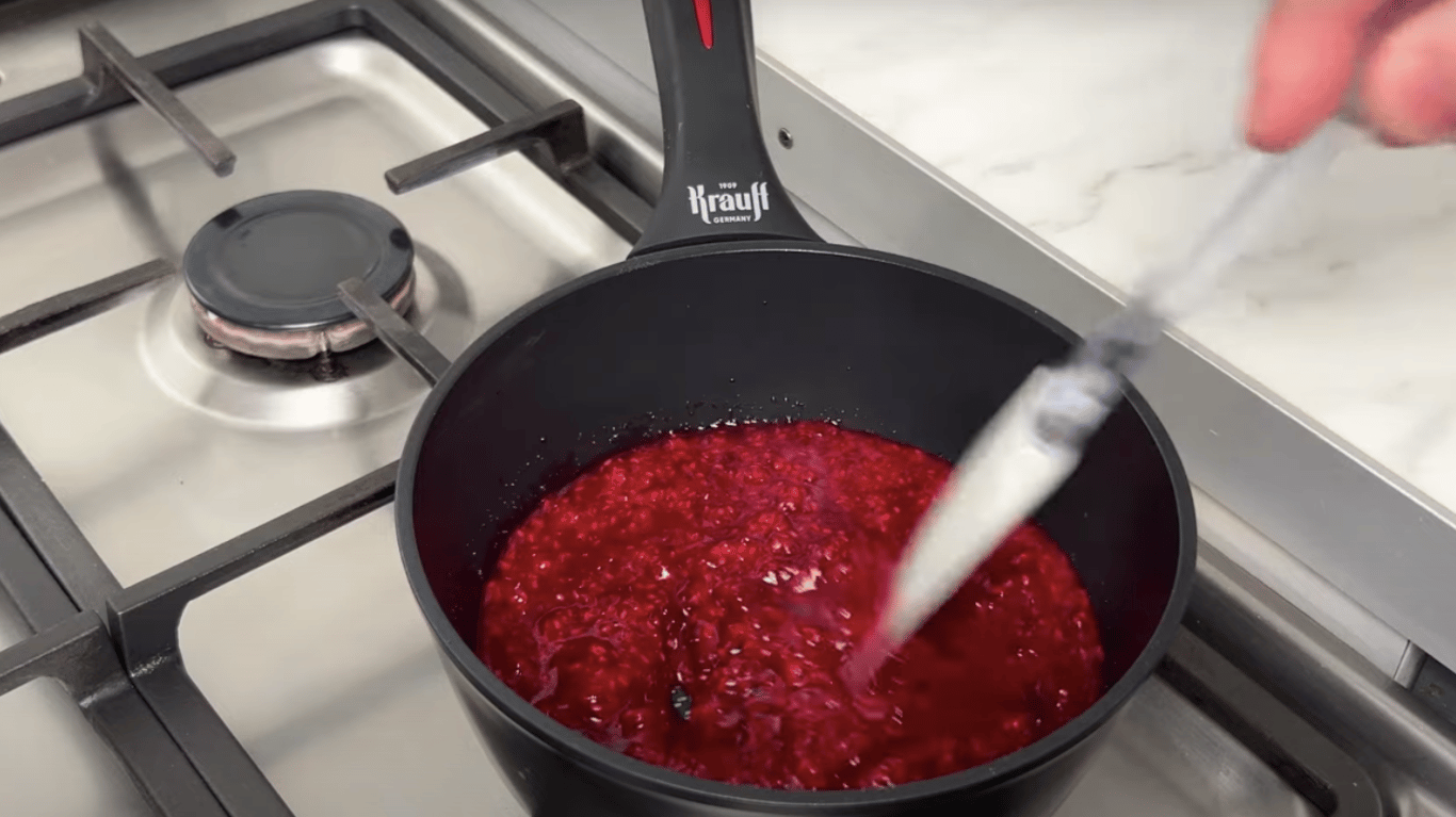 домашній торт з млинців з малиною