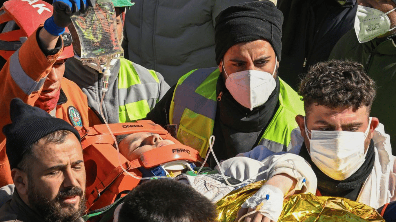 В Турции из-под завалов достали 17-летнюю девушку спустя 248 часов после землетрясения