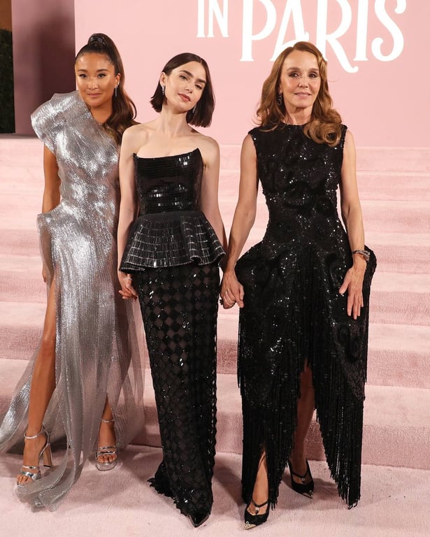 Ешлі Парк, Лілі Коллінз та Філіппін Леруа Больє на прем'єрі четвертого сезону "Емілі в Парижі". Фото: instagram/emilyinparis