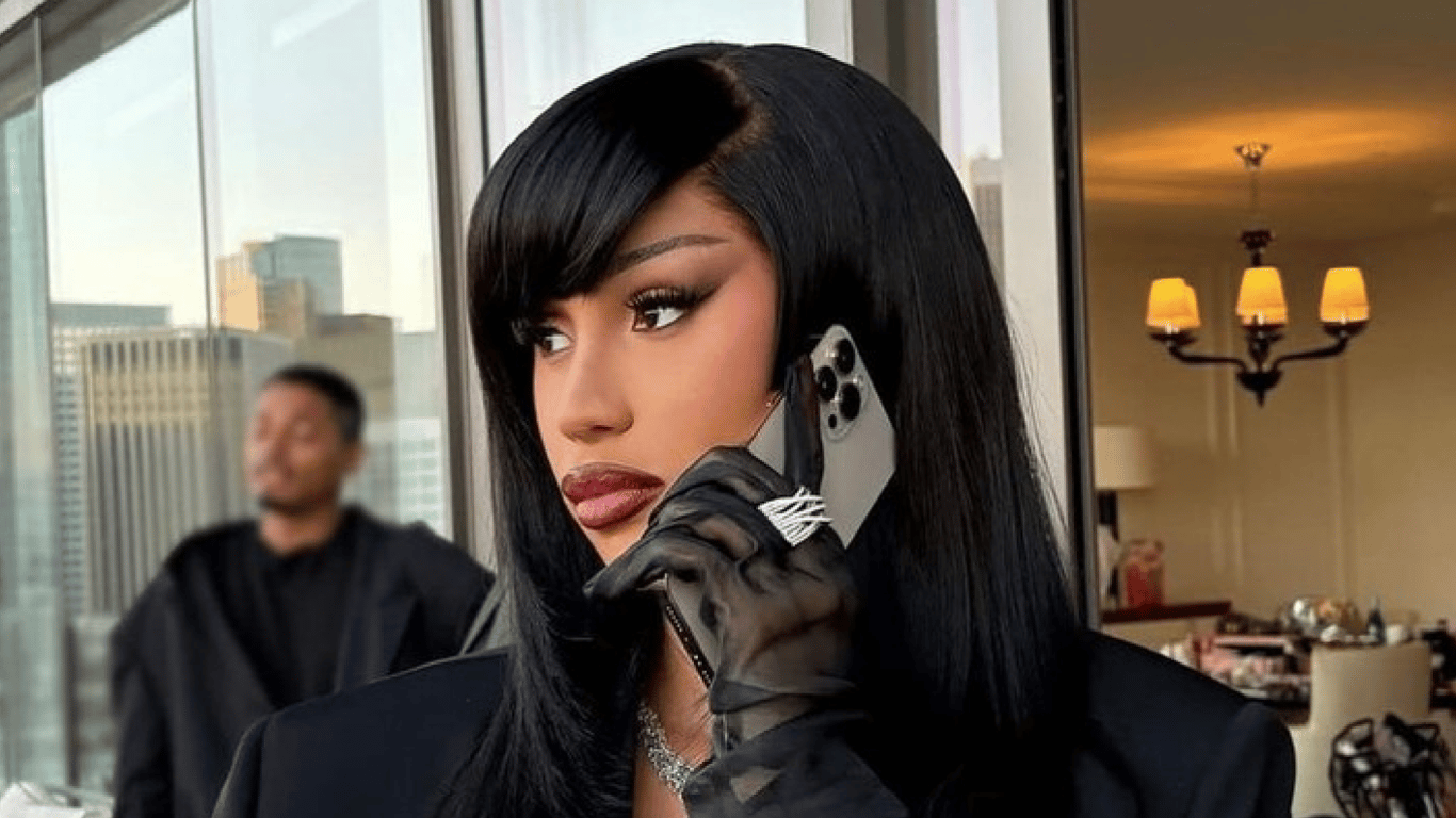 Cardi B отпраздновала день рождения в соблазнительном мини