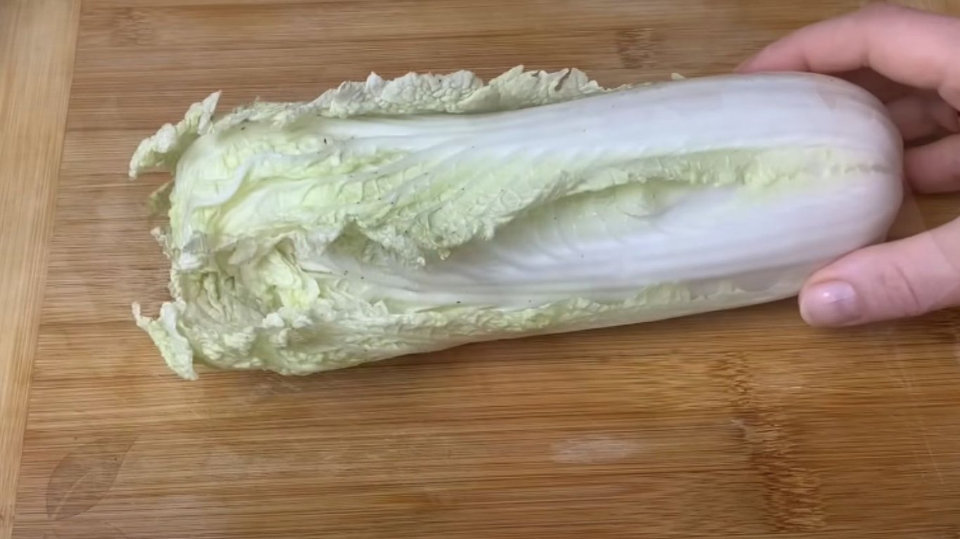 весняні бутерброди з тунцем та пекінською капустою на сніданок