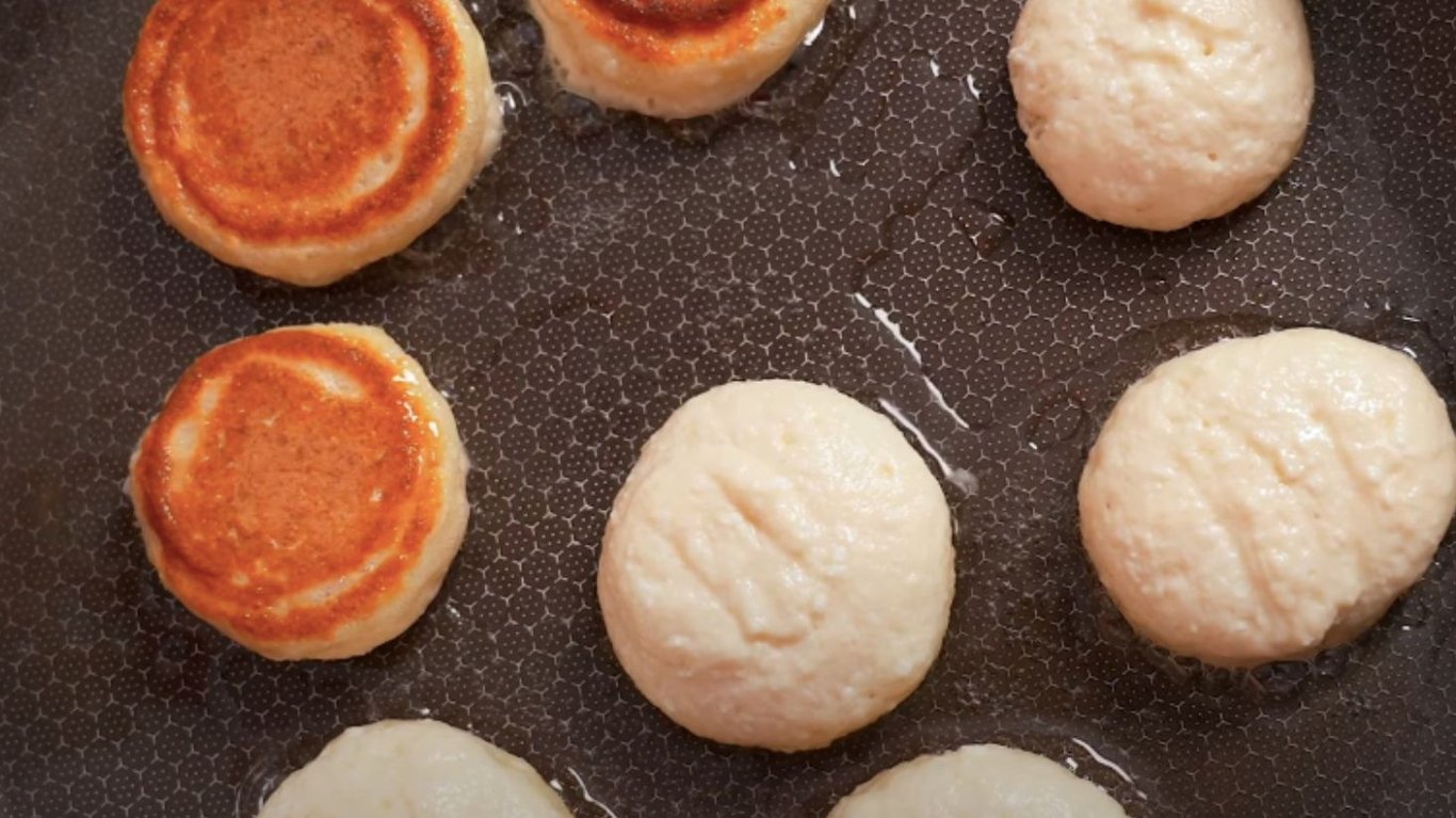 пишні оладки з сиром  на сніданок 