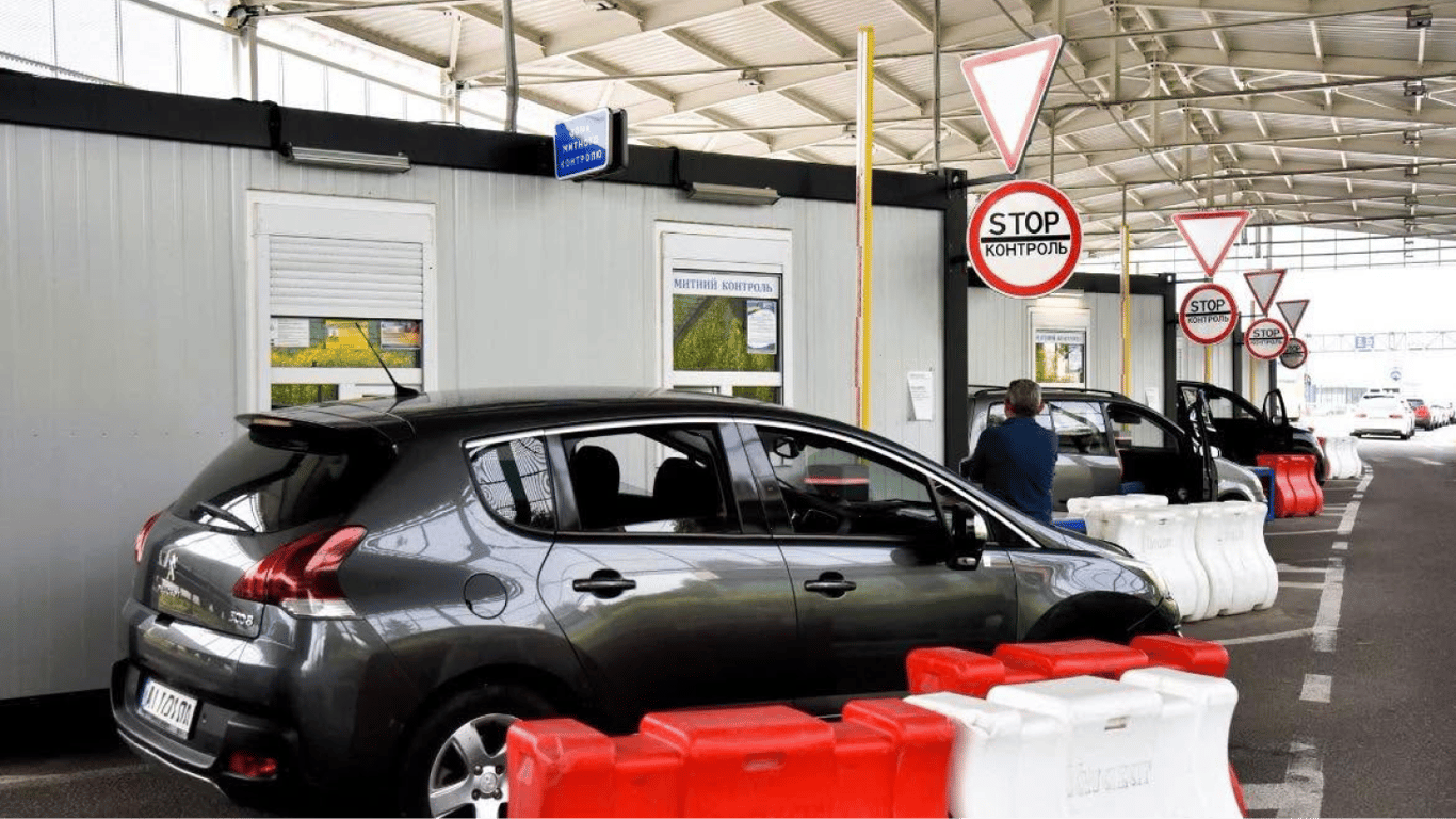 Затори є на трьох КПП: черги на кордоні сьогодні