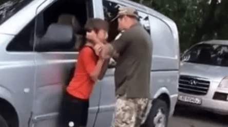 В Одесі чоловік у військовій формі душив підлітка: ТЦК відреагували - 290x160