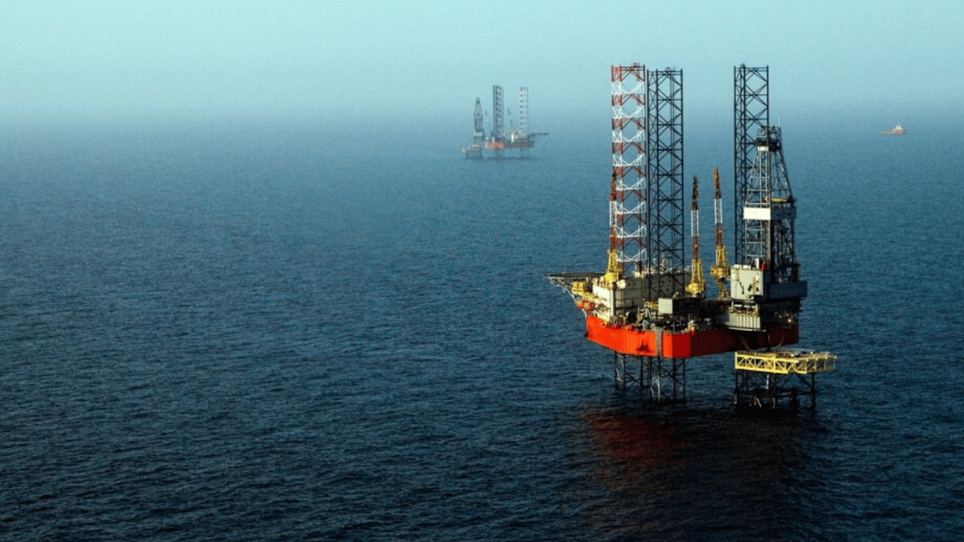 газодобувна вежа в морі