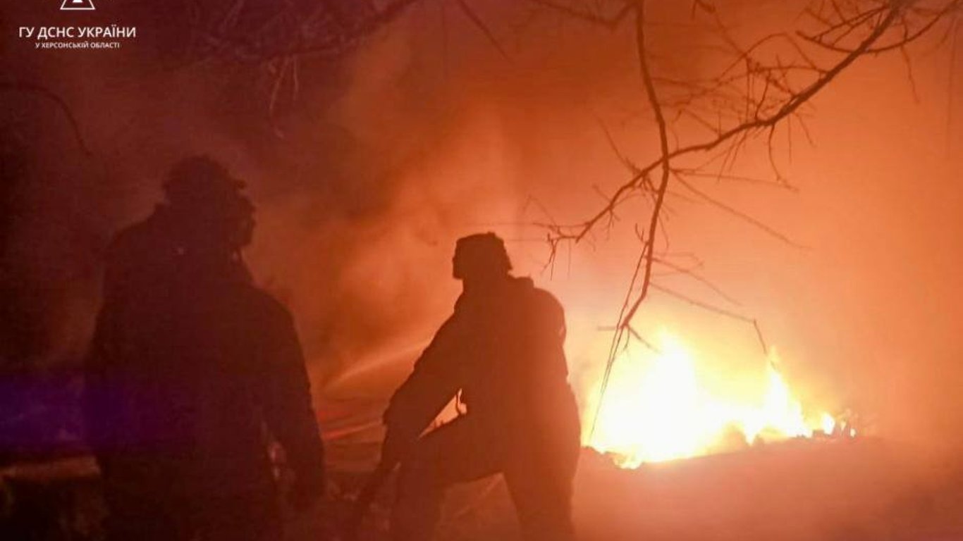 У Херсоні лунали вибухи — внаслідок російської атаки сталися пожежі