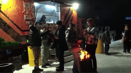 В Киеве заработал мобильный "Пункт несокрушимости" от 3 АК - 285x160