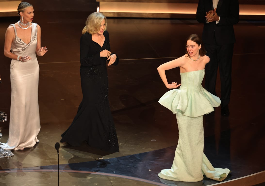 Актриса Эмма Стоун чуть не потеряла платье. Фото: Reuters