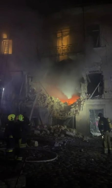 Работники ГСЧС устраняют последствия ночной атаки на Одессу 19 марта 2026 года