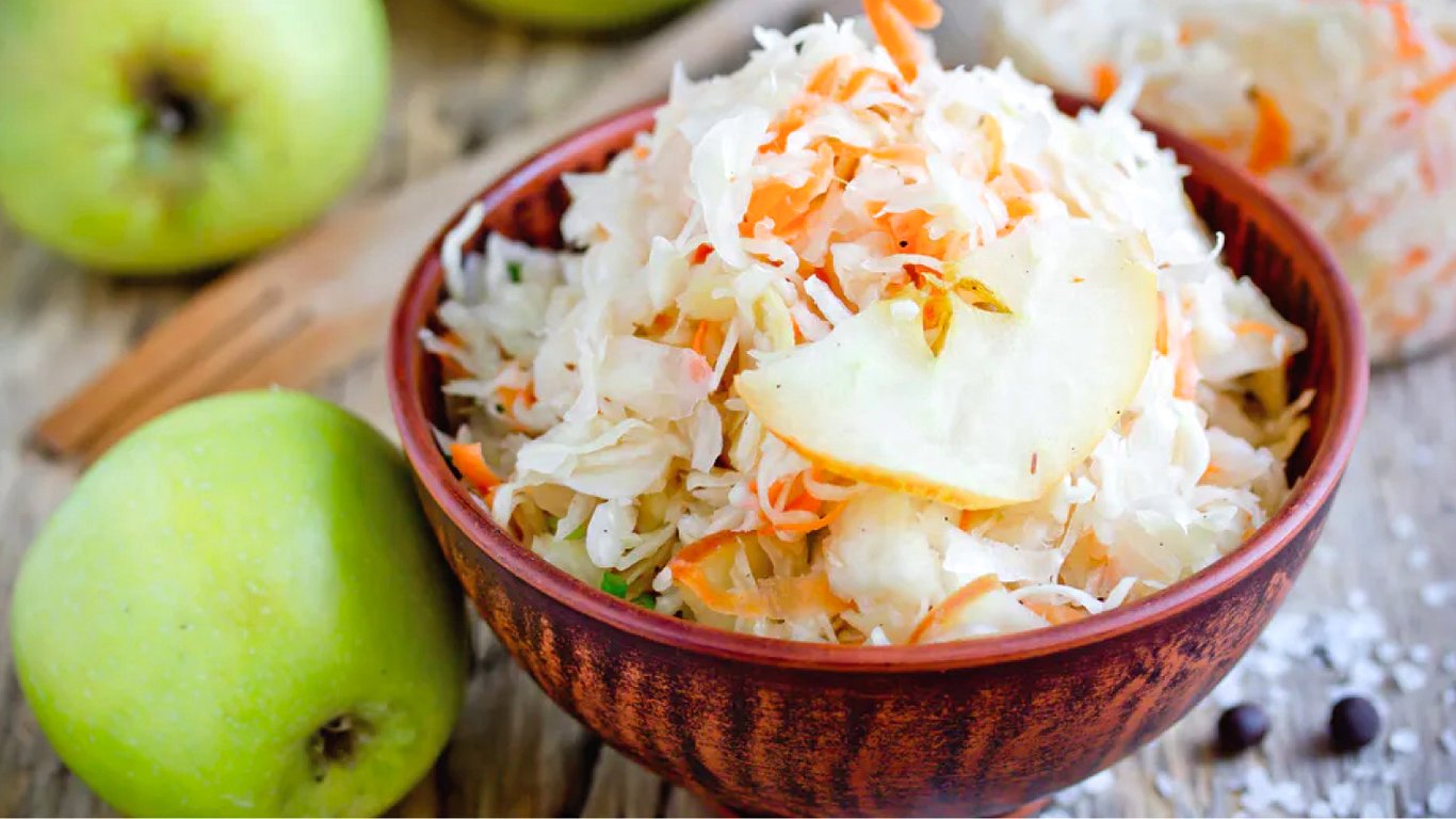 Квашеная капуста с яблоками – изысканный рецепт для зимней заготовки.