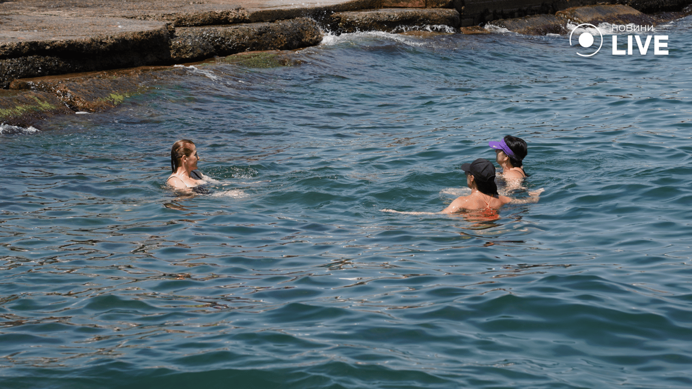 Люди купаются в море. Фото: Новости.