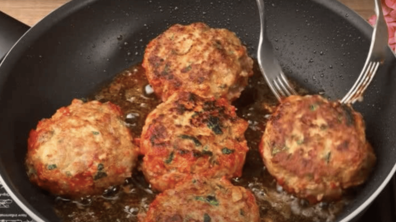 a simple recipe for cutlets, you will need 500 g of minced meat and 2 eggs