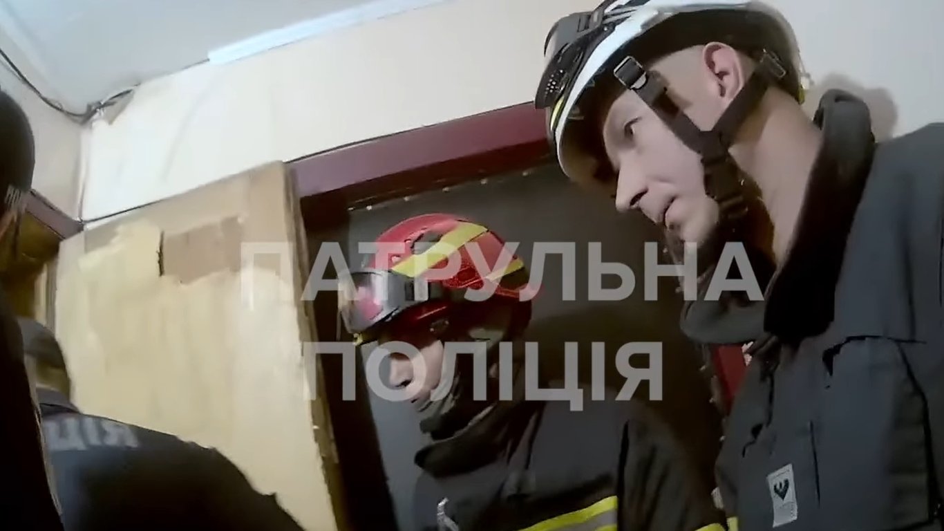 В Харькове полицейские спасли ребенка, которого родители одного оставили в квартире