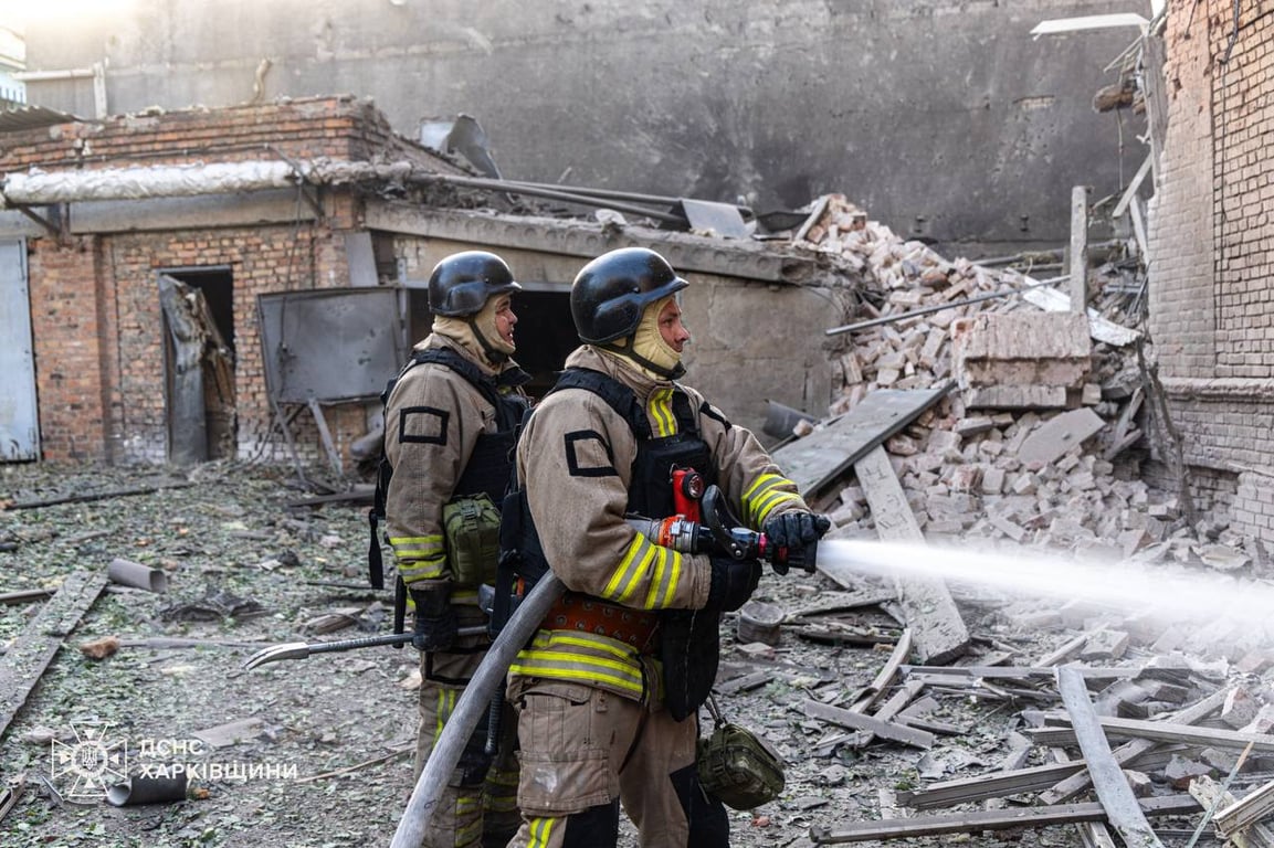 Рятувальники ліквідовують пожежу на місці удару у Харкові